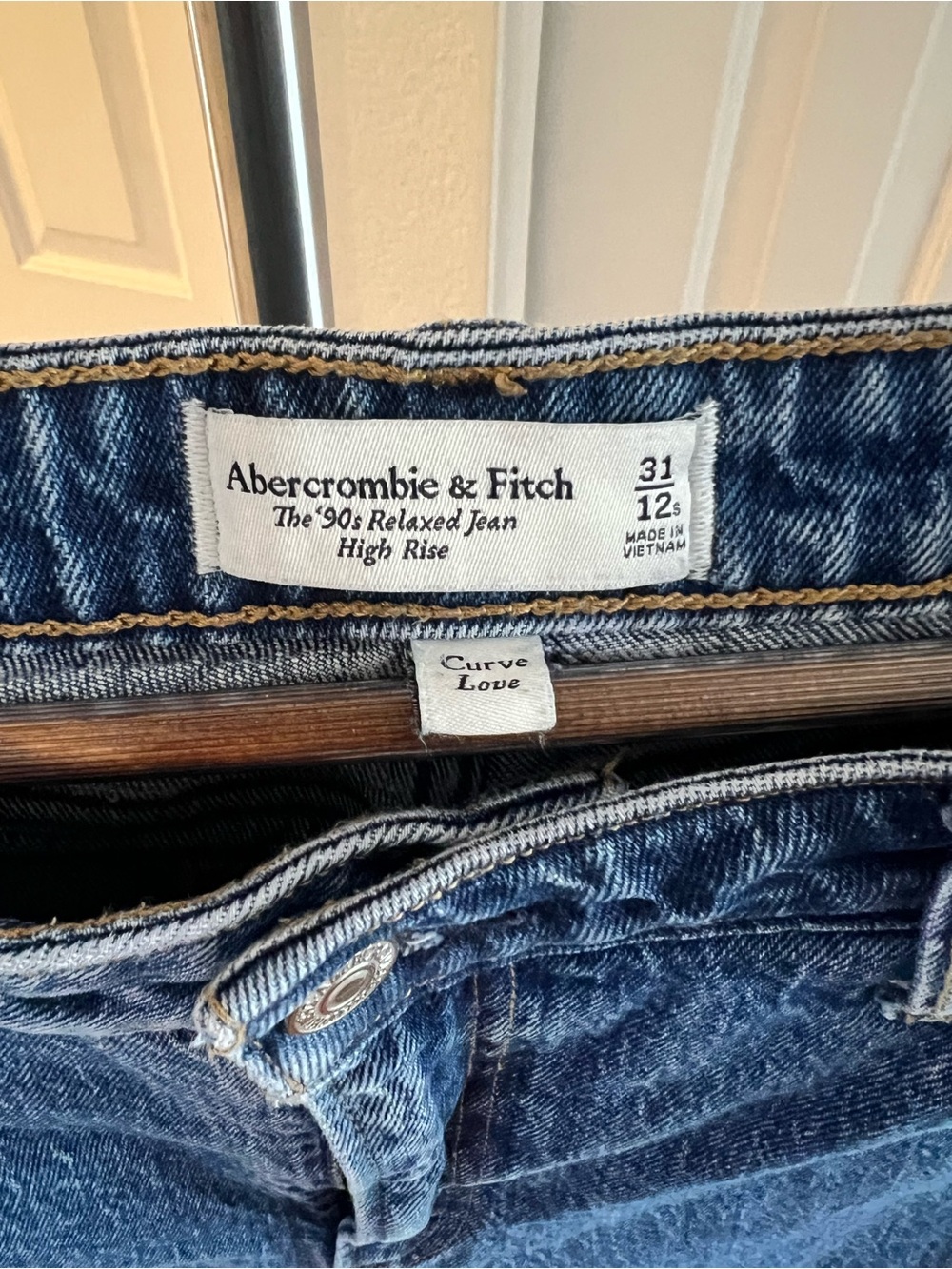 Abercrombie & Fitch High-Rise Relaxed Jeans in Dark Blue Wash